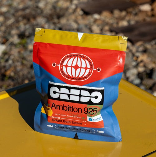 CREDO Ambition 925 package on a yellow surface with railway tracks in the background